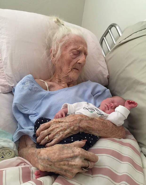 101-летняя прабабушка держит малыша, которому всего лишь 13 дней от рождения.