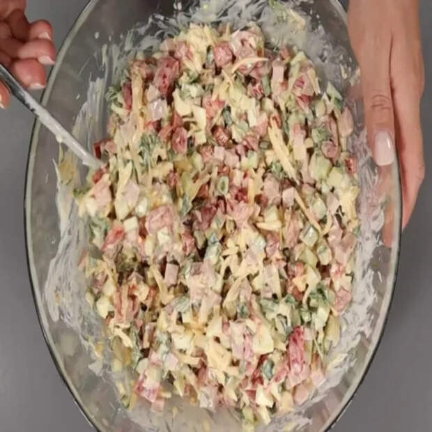 Замена надоевшему «Оливье»: готовлю яркий салат «Балаганчик» с секретным сочетанием овощей и ветчины