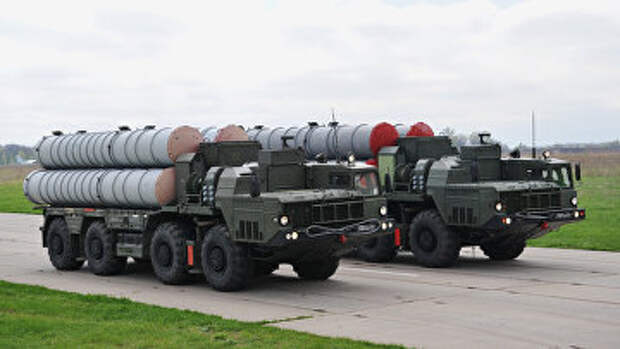 Зенитные ракетные системы С-400 во время тренировки Парада Победы на военном аэродроме в Ростове-на-Дону