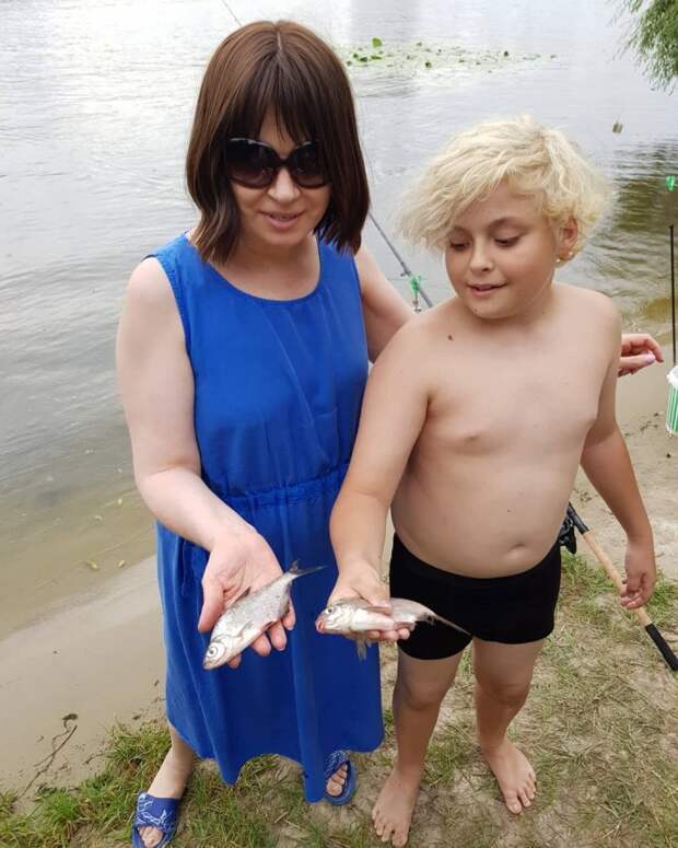 Мама с сыном любят рыбалку