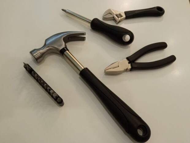 В парке «Грачевка» вандалы попортили декоративный фонарь