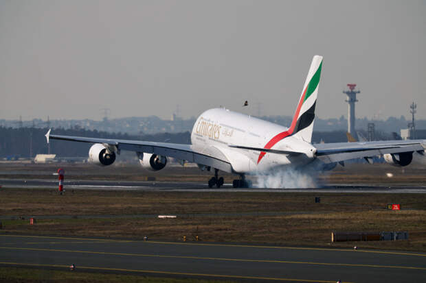 Авиакомпании вывезли десятки тысяч туристов из стран Персидского залива