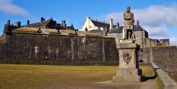 Статуя Роберта Брюса возле замка.