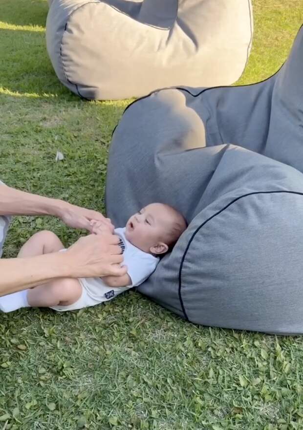 Певец Энрике Иглесиас выложил видео с младшим сыном от Курниковой