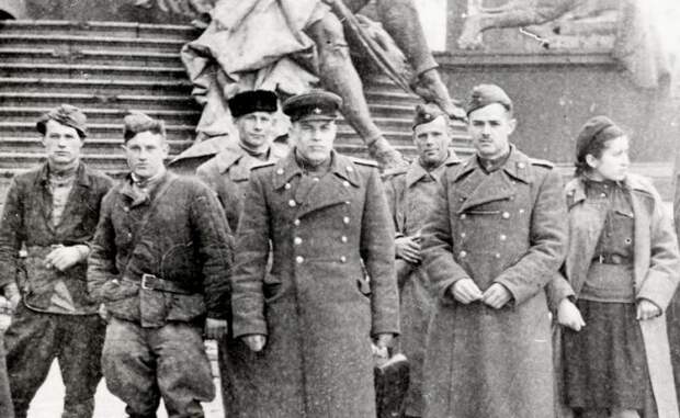 На фото: офицеры и солдаты дивизиона во главе с П.Костиным (в центре) у стен поверженного рейхстага.1945 год.