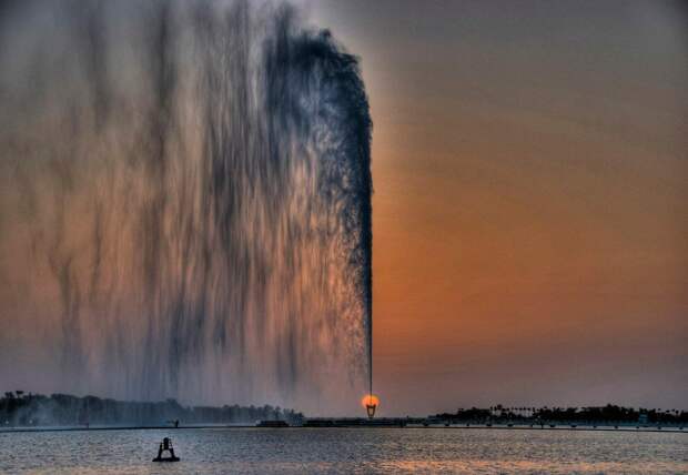 Нефтяной фонтан в Саудовской Аравии (фото из открытых источников) 