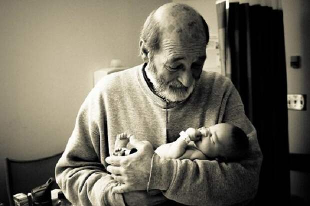Дед встречает внука в первый раз.