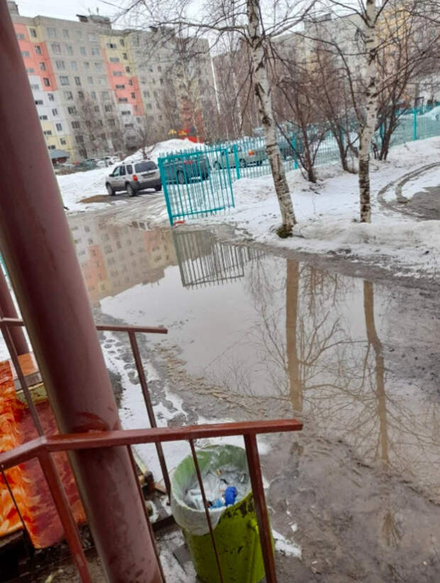 В ХМАО медработники «скорой» вынуждены были положить доски, чтобы можно было хоть как-то перевозить пациентов от машины к зданию СМП. Из-за нерасчищенного вовремя снега вокруг станции появились глубокие лужи и грязь. 7 апреля медработники едва не уронили пациента с носилок. Об этом «Мускун.fm» рассказал сотрудник учреждения.