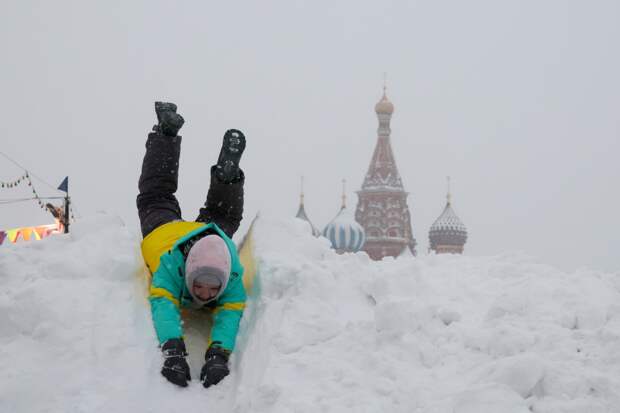 Россиян попросили не лизать качели