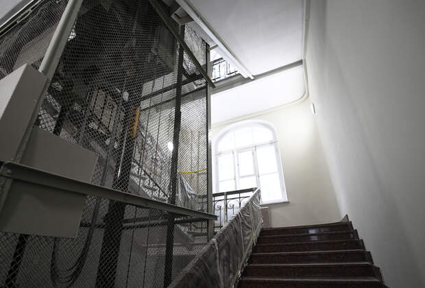 Россиян предупредили о штрафах за провоз в лифте некоторых грузов