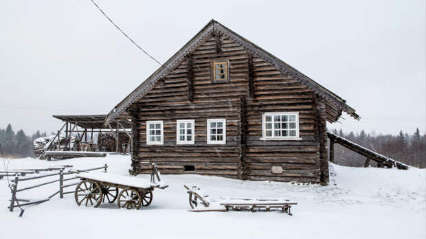 Городские в деревне: стоит ли покупать 100-летний загородный дом