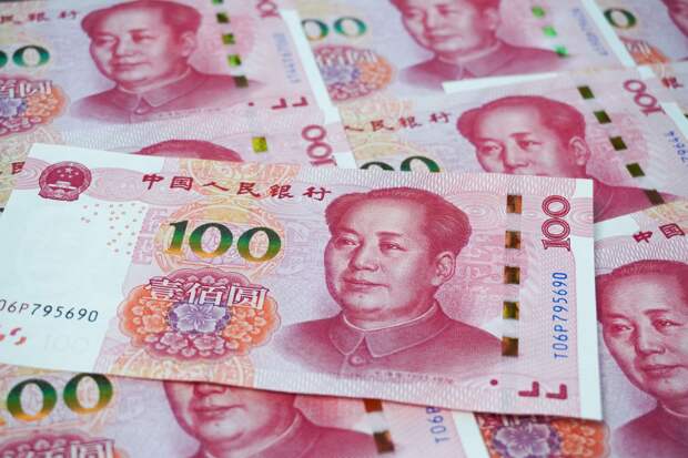 В Китае дорогу усыпало деньгами, выпавшими из багажника автомобиля