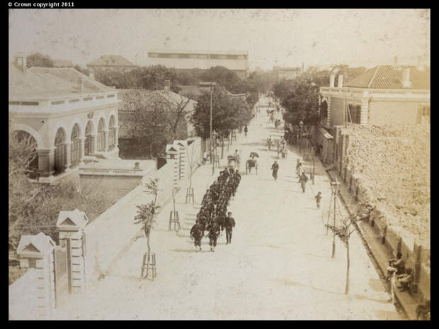 Союзные войска маршируют по Виктория-роуд
