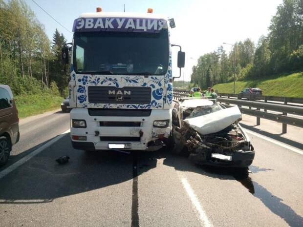 Авария дня. ДТП с участием двух грузовых и легкового автомобиля в Ленобласти nissan, авария, авария дня, авто, авто авария, видео, дтп, лихач