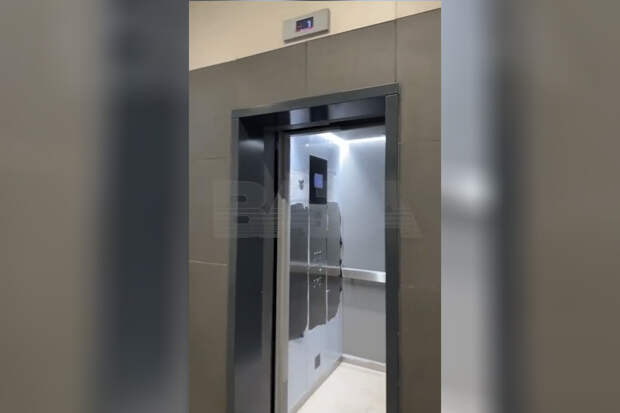 Baza: в Москве мать и ребенок получили ушибы в лифте, сорвавшемся с 10-го этажа