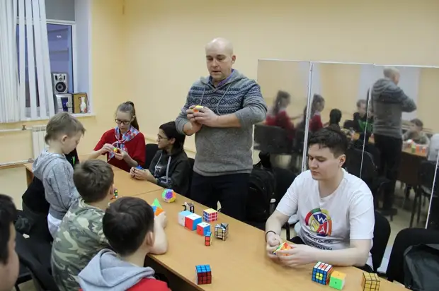 Нижегородский учитель основал школу по собиранию кубика Рубика