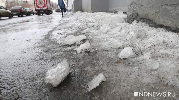 После вчерашнего снегопада с крыш в Екатеринбурга падают ледяные глыбы