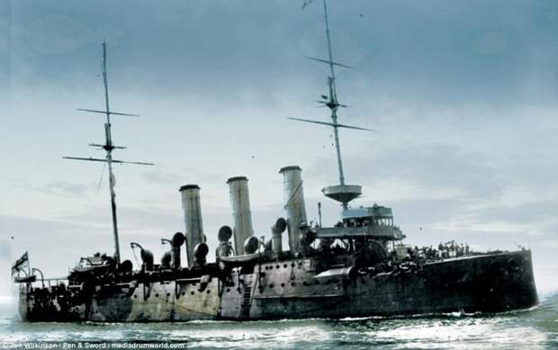 Британский крейсер HMS Vindictive под командованием вице-адмирала сэра Роджера Кейса. В апреле 1918 британцы совершили на нем рейд против немецких баз в бельгийском городе Зебрюгге, но безуспешно. война, история, колоризация, колоризированные фото, первая мировая война, ретро фото, старые фотографии, фото