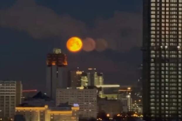 Редкое явление с тремя лунами наблюдали жители Москвы