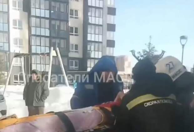 В Новосибирске спасли выпавшую из окна 13-го этаже женщину