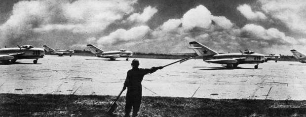 1951 год. Советские истребители на корейском аэродроме.
