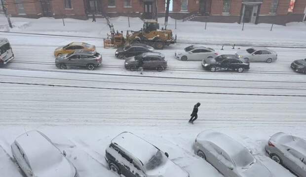 19 февраля туляки всячески стараются справиться со снежным бураном