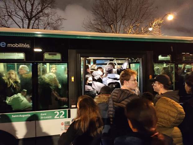 После 8 вечера, когда метро прекращало работать, парижане бежали штурмовать автобусы. Но влезть в салон — задачка не из легких Фото: Алексей ИВАНОВ