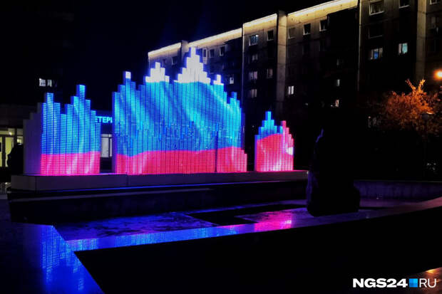 На фонтане в Красноярске использовали триколор с логотипом Shutterstock