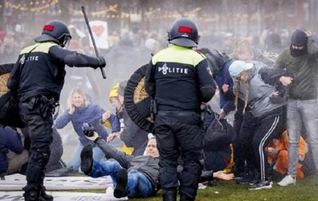 Дубинки и водомёты: В Гааге полиция жёстко разогнала протестующих против карантина