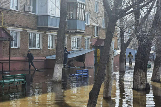 Жительница Оренбурга заявила, что люди не могут вернуться в дома после паводка