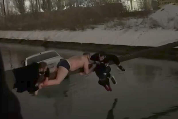 В Дагестане очевидцы спасли мать и ребенка из плывущей по каналу машины