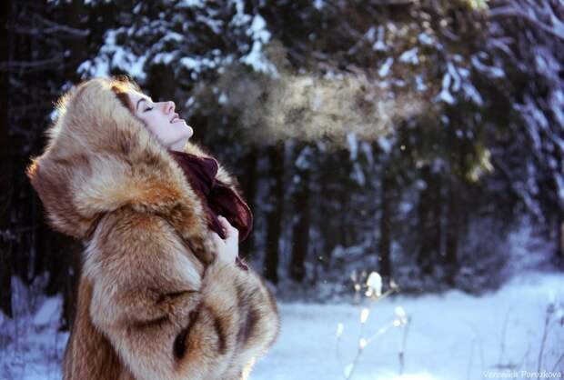 Девушки в шубе зимой на природе (43 фото)