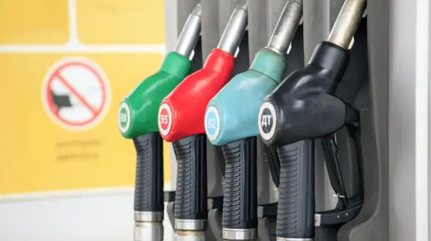 В России впервые за полгода подешевел бензин