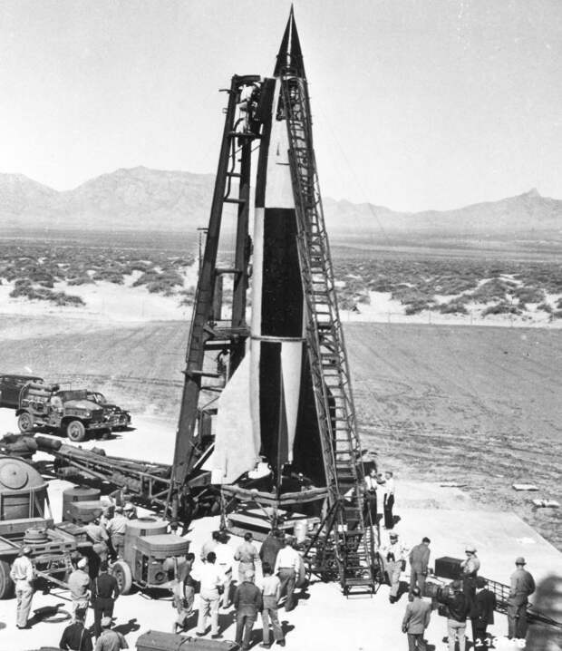 Немецкая баллистическая ракета «Фау-2», захваченная американцами в Германии перед испытательным пуском на полигоне Уайт-Сэндс, Нью-Мексико вов, военное, интересное, история, трофеи, фото