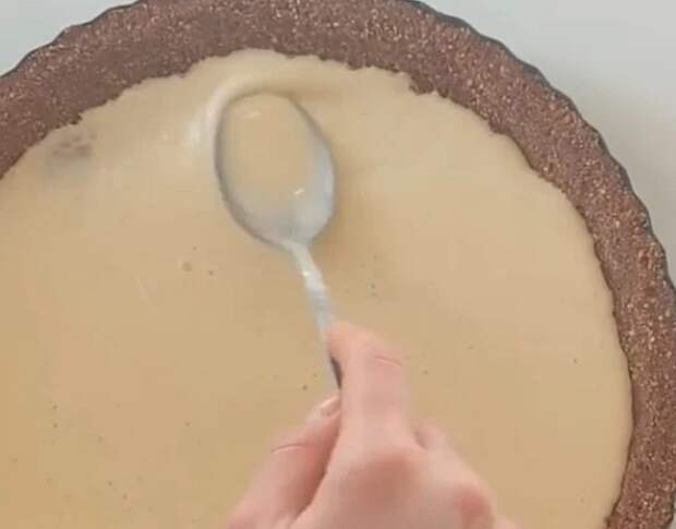 Рецепт роскошного торта "Сникерс" без выпечки: любимый десерт всех детей