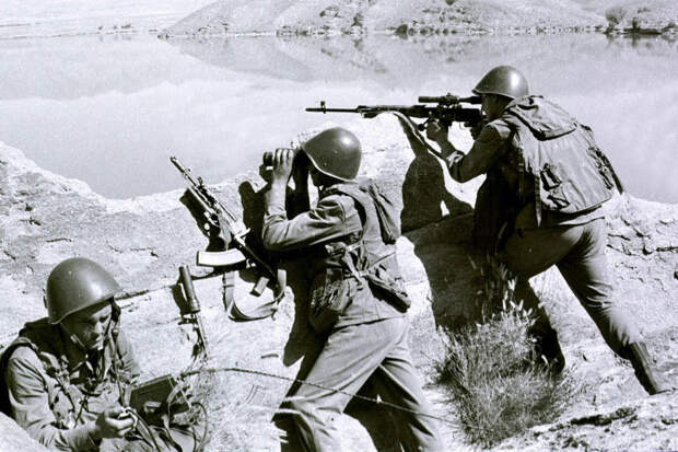 Заглавное фото. Советские солдаты зачищают позиции боевиков во время операции «Магистраль»