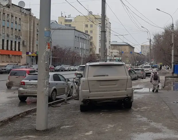 «Мужик, ты влетел на бапки». За что водителю «Лэнд Крузера» нацарапали на двери такую фразу
