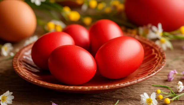 Забудьте о луковой шелухе: свёкла и уксус превращают пасхальные яйца в шкатулку с самоцветами