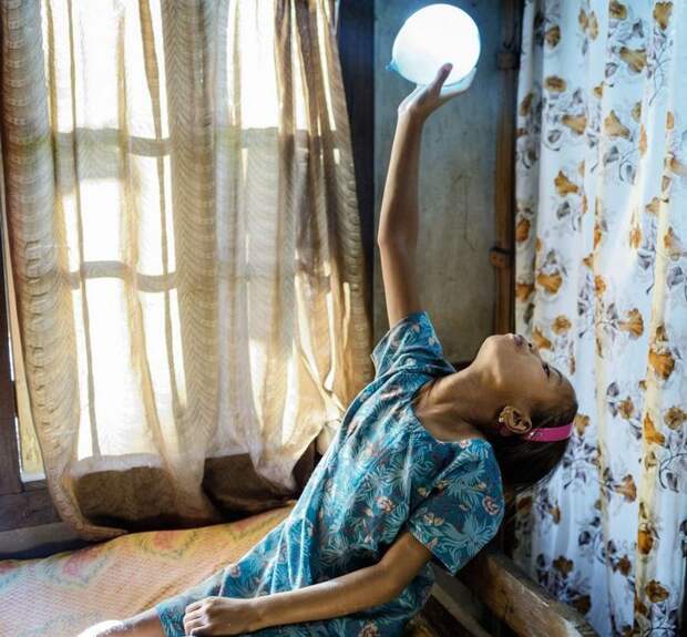 Старшая из трех братьев и сестер, девятилетняя Фида Нонгрум, играет с воздушным шариком в своей спальне. Однажды ее младшая сестра станет главой всей семьи.