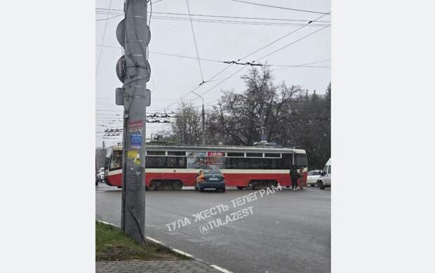 Трамвай перегородил проспект Ленина в Туле из-за ДТП с каршерингом