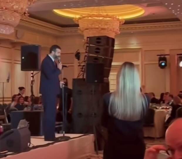 Появление видео с закрытой частной вечеринки в Москве, на которой Иван Ургант и Алла Михеева развлекают знаменитых гостей, вызвало волну обсуждений и контроверсий.-3