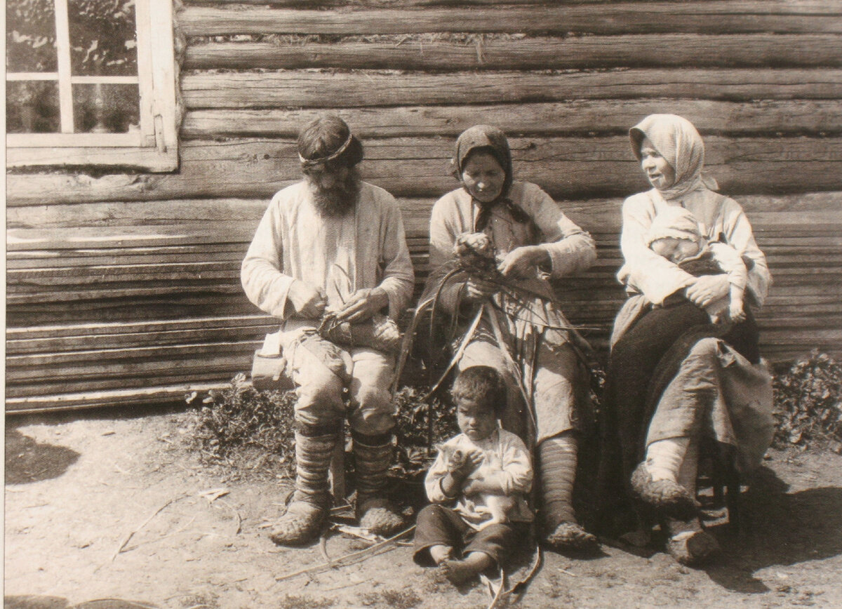 Семья за плетением лаптей. 1928 г.