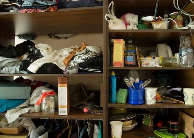 Беспорядок в шкафу характерен для людей с драматическим типом личности. / Фото: Zen.yandex.ru