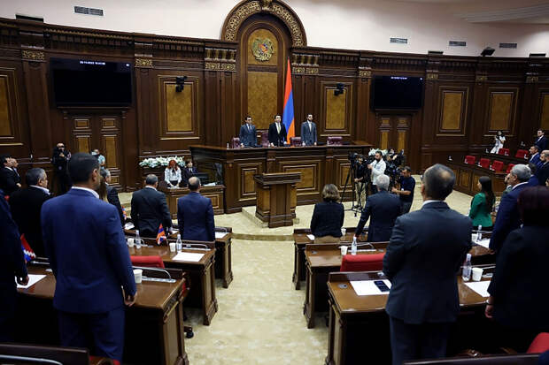 В парламенте Армении рассмотрят проект послания об отставке правительства