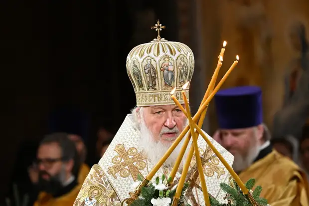 Патриарх Кирилл проводит праздничную Литургию в Успенском соборе Московского Кремля по случаю Дня Крещения Руси