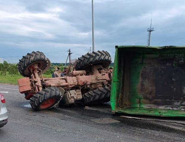 В Собинском районе на трассе М-7 грузовик врезался в трактор «МТЗ»