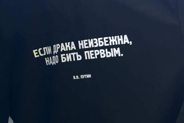 Длинная очередь за футболками с цитатами Путина выстроилась на ПМЭФ