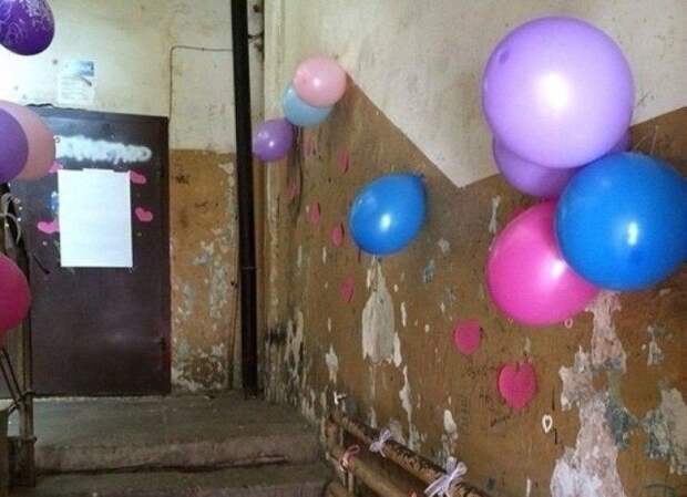 Создание торжественной свадебной атмосферы в обшарпанных подъездах