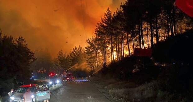 Туристов готовят к эвакуации из-за лесных пожаров в Турции