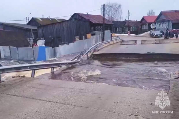 В российском регионе паводками снесло мост